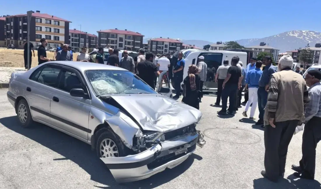 Erzincan’da seyir halindeki bir kamyonet ile otomobilin çarpışması sonucu meydana