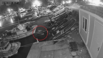 Hatay’ın Payas ilçesinde limanda yürüyüş yaptığı sırada dengesini kaybederek denize