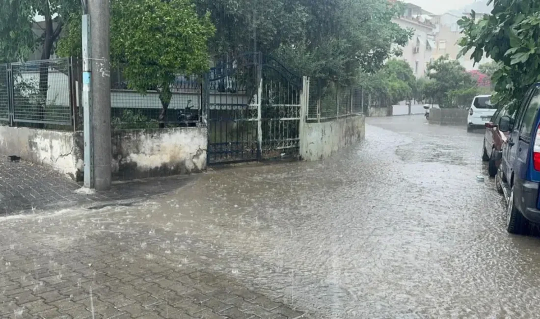 Muğla’nın dünyaca ünlü turizm merkezi Marmaris’te aniden bastıran şiddetli sağanak