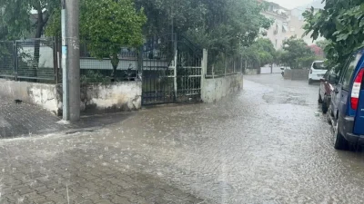 Muğla’nın dünyaca ünlü turizm merkezi Marmaris’te aniden bastıran şiddetli sağanak