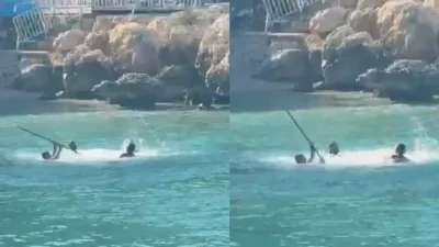 Mersin’in Silifke ilçesindeki ünlü Yapraklı Koy’da, serinlemek için denize giren