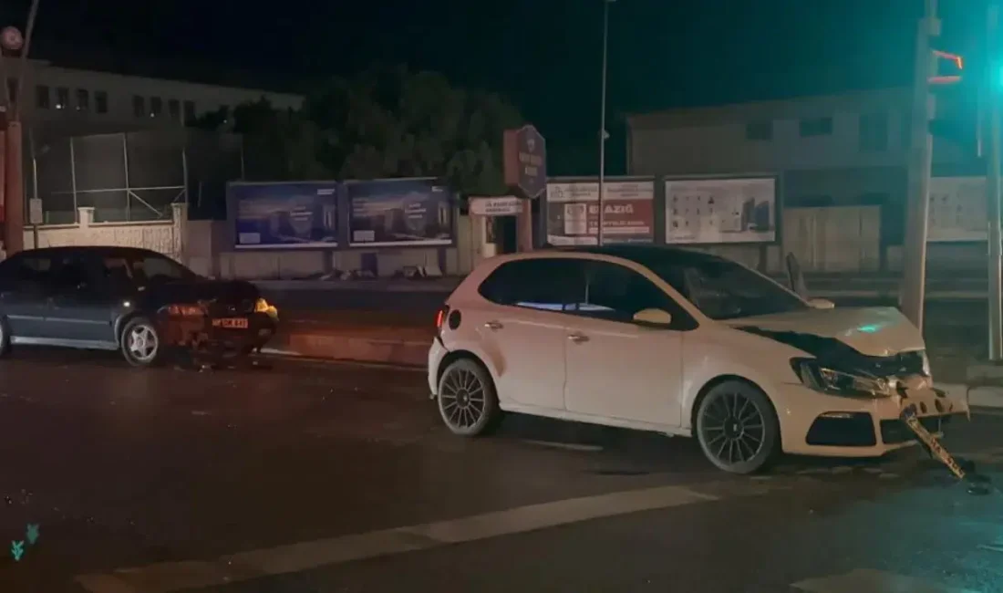 Elazığ’da seyir halindeki üç aracın karıştığı feci zincirleme trafik kazası