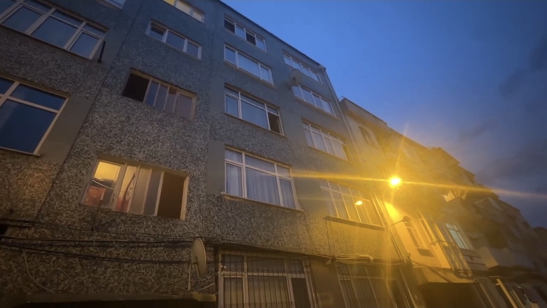 İstanbul Fatih’te evinin camlarını silerken dengesini kaybederek 5’inci kattan bina