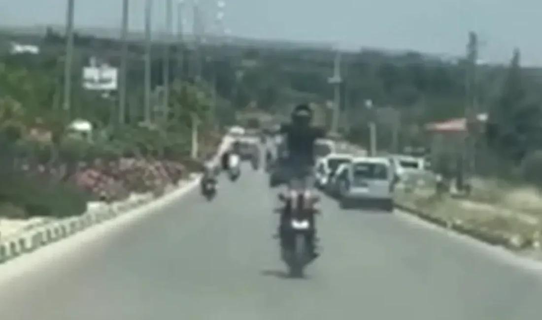 Kilis’te akan trafikte motosikletin üzerine ayağa kalkarak hem kendi canını