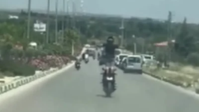 Kilis’te akan trafikte motosikletin üzerine ayağa kalkarak hem kendi canını