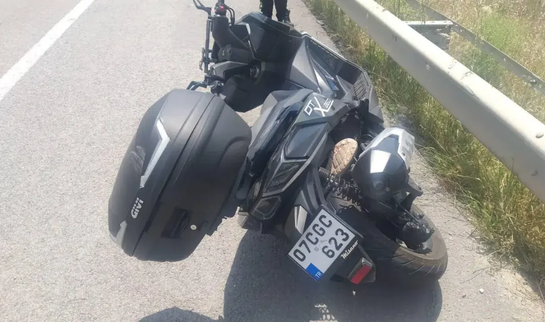 Bilecik’te kontrolden çıkan bir motosikletin yol kenarındaki bariyerlere çarpması sonucu