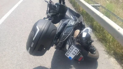 Bilecik’te kontrolden çıkan bir motosikletin bariyerlere çarpması sonucu meydana gelen