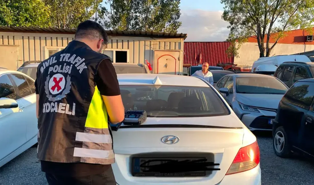 Kocaeli’de gerçekleştirilen trafik denetimlerinde korsan taksicilik yaptığı belirlenen bir sürücüye