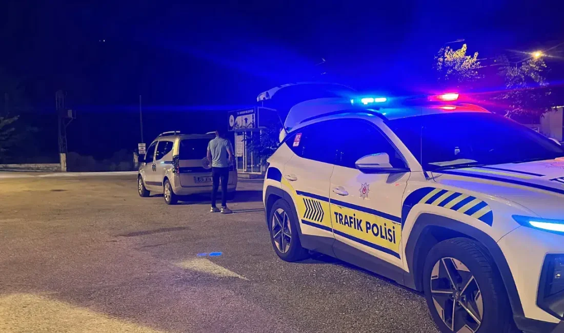 Burdur’da emniyet güçlerinin gerçekleştirdiği rutin trafik denetiminde alkolmetreyi üfleyen sürücü,