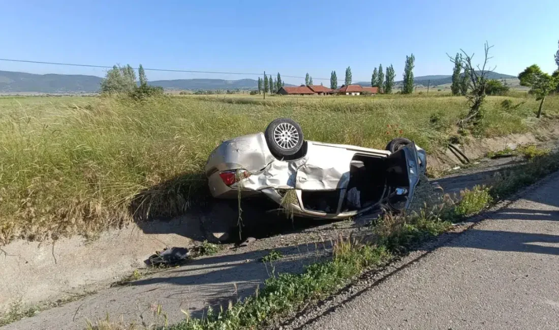 Afyonkarahisar’ın Sinanpaşa ilçesinde kontrolden çıkan bir otomobilin takla atarak refüje