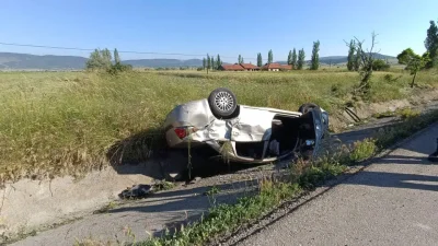 Afyonkarahisar’ın Sinanpaşa ilçesinde kontrolden çıkan bir otomobilin takla atarak refüje