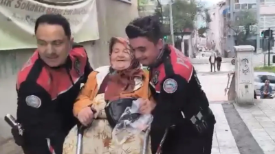 Samsun’un İlkadım ilçesinde engelli yürüteciyle evine dönmeye çalışan ancak önündeki