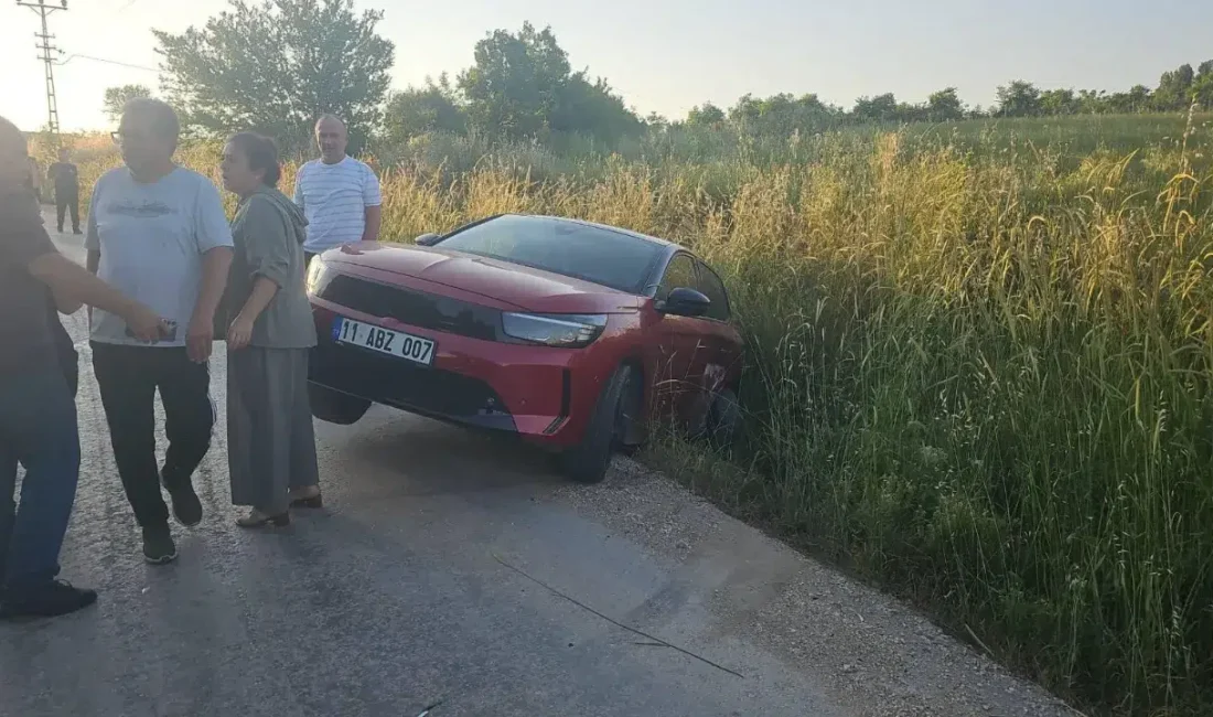 Bilecik’te merkeze bağlı Çakırpınar Köyü yolunda iki otomobilin çarpışması sonucu