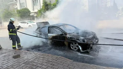 Antalya’da seyir halindeyken torpido kısmından bir anda alevler yükselen otomobil,