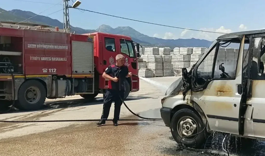 Hatay’ın Hassa ilçesinde seyir halindeyken bir anda alev alan minibüs,