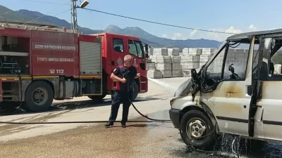 Hatay’ın Hassa ilçesinde seyir halindeyken bir anda alev alan minibüs,