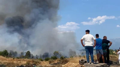 Antalya’nın Aksu ilçesinde çıkan ve rüzgarın etkisiyle hızla büyüyerek büyük