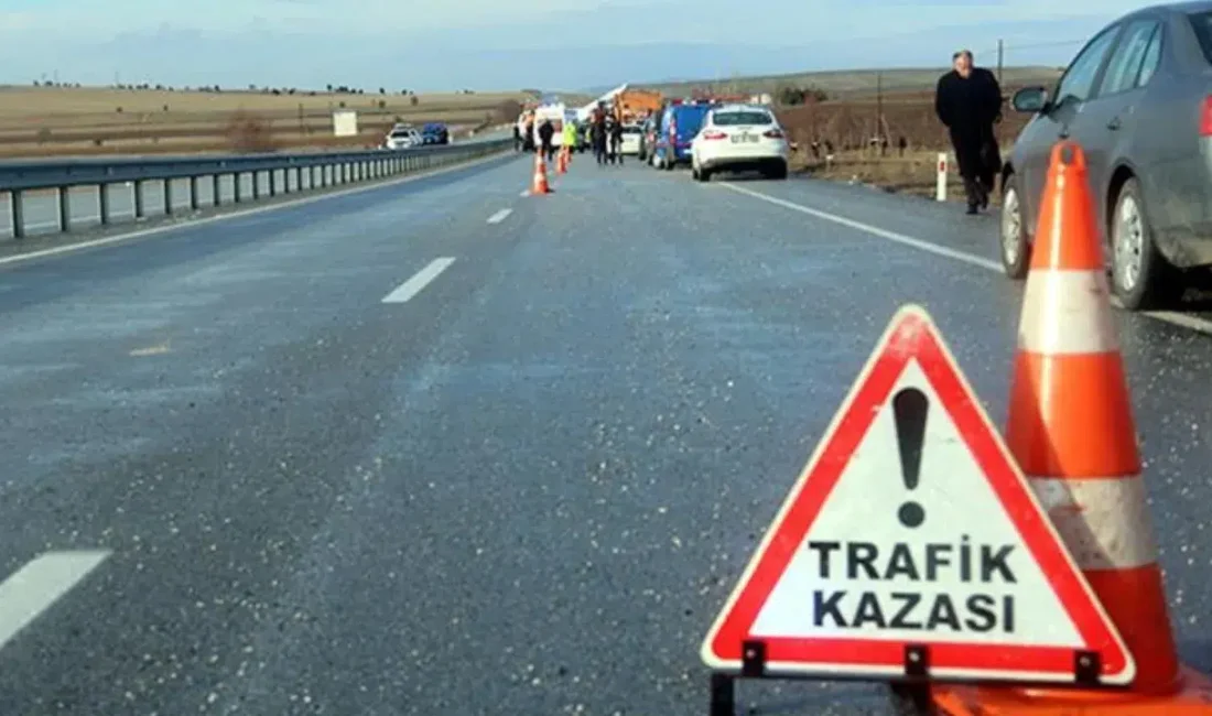 Şanlıurfa’nın Siverek ilçesinde akaryakıt istasyonuna girmeye çalışan iki otomobilin çarpışması