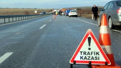 Şanlıurfa’nın Siverek ilçesinde akaryakıt istasyonuna girmeye çalışan iki otomobilin çarpışması