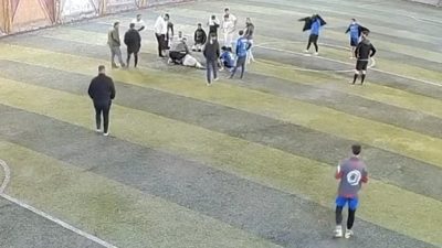 Malatya’da halı sahada arkadaşlarıyla futbol oynarken aniden yere yığılan genç,