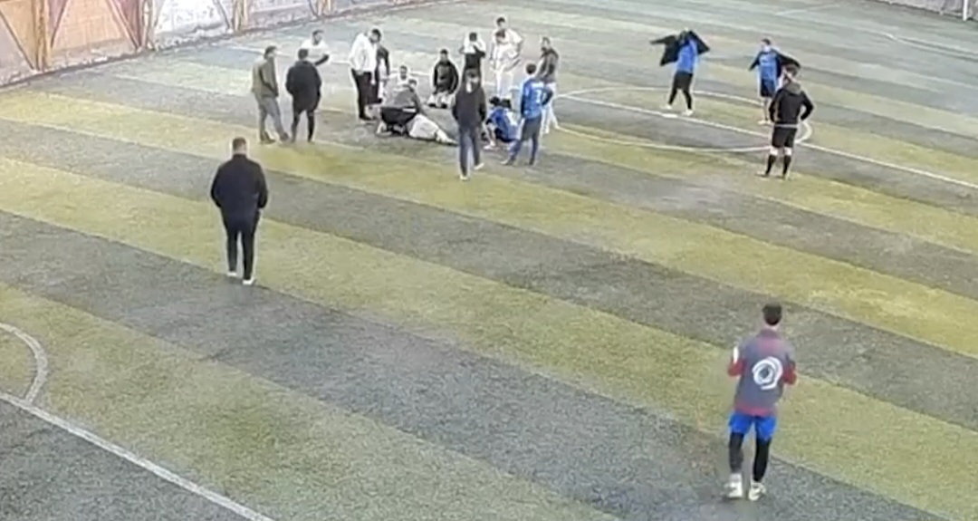 Malatya’da halı sahada arkadaşlarıyla futbol oynarken aniden yere yığılan genç,