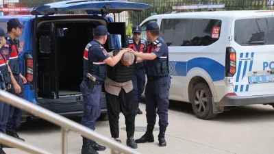 Adana’nın Kozan ilçesinde aralarında uzun süredir husumet bulunan kişilerin silahlı