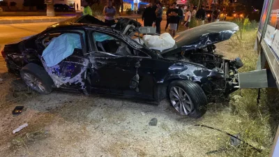 Muğla’nın Bodrum ilçesinde kontrolden çıkan bir otomobilin refüje çarparak takla