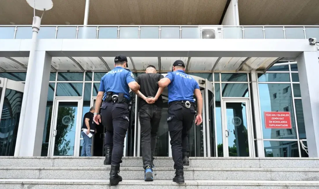 Yurt dışından gelen uçaktan inen yolcular tek tek kontrol edilirken,