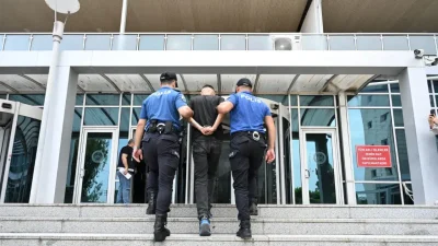 Yurt dışından gelen uçaktan inen yolcular tek tek kontrol edilirken,