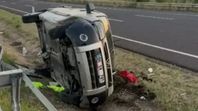 Ankara’nın Polatlı ilçesinde kontrolden çıkan bir otomobilin refüje çarparak takla