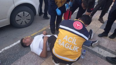 Aksaray’da akıllara durgunluk veren bir sokak saldırısı gerçekleşti. Kaldırımda arkadaşıyla