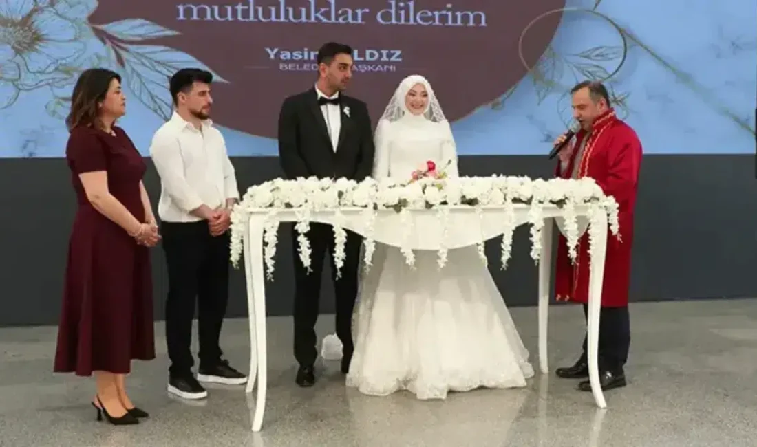 Evlilik tarihlerinin akılda kalıcı ve özel olmasını isteyen yüzlerce çift,