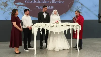 Evlilik tarihlerinin akılda kalıcı ve özel olmasını isteyen yüzlerce çift,