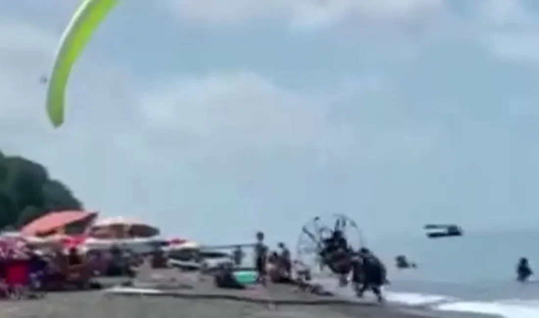 Düzce’nin Akçakoca ilçesinde serinlemek için plaja akın eden vatandaşlar, gökyüzünden