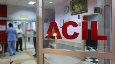 Balıkesir’in Savaştepe ilçesinde iki otomobilin kafa kafaya çarpışması sonucu meydana