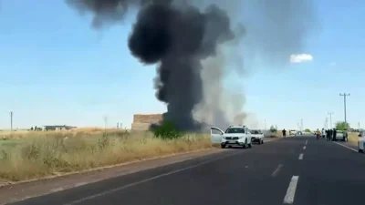 Şanlıurfa’nın Viranşehir ilçesinde saman balyası taşıyan bir tırda çıkan yangın,
