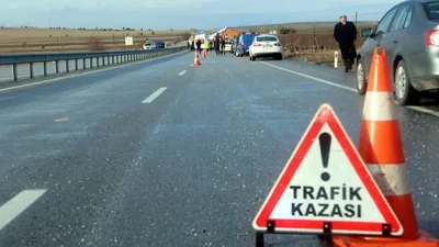 Antalya’nın Kaş ilçesinde iki otomobilin çarpışması sonucu meydana gelen feci