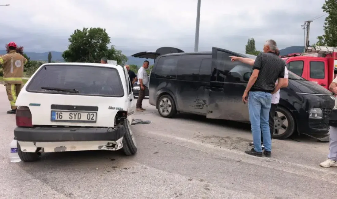Bursa’nın İnegöl ilçesinde minibüs ile otomobilin çarpışması sonucu meydana gelen