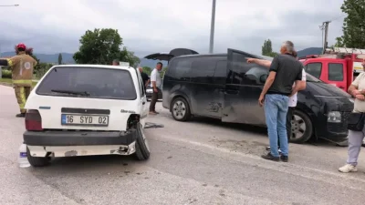 Bursa’nın İnegöl ilçesinde minibüs ile otomobilin çarpışması sonucu meydana gelen