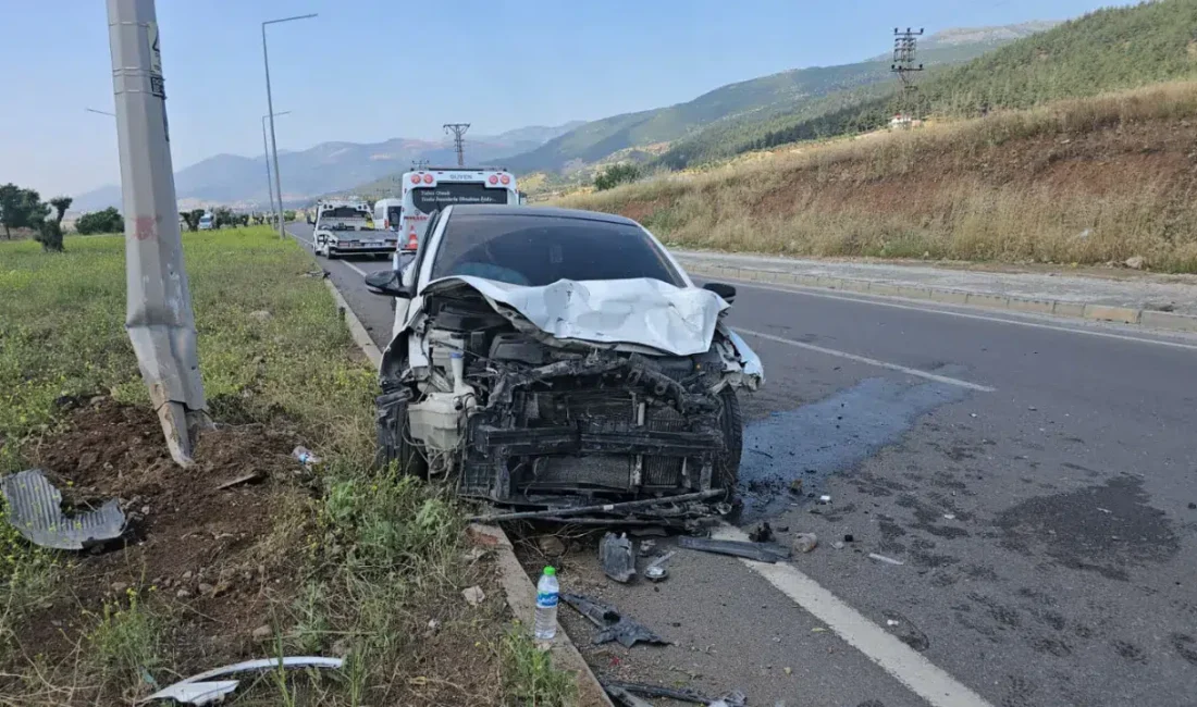 Gaziantep’in İslahiye ilçesinde iki otomobilin kavşakta çarpışması sonucu meydana gelen