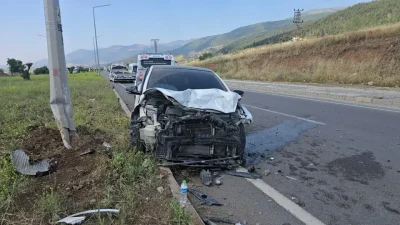 Gaziantep’in İslahiye ilçesinde iki otomobilin kavşakta çarpışması sonucu meydana gelen