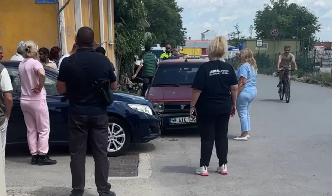 Edirne’de iki otomobilin çarpışmasıyla sonuçlanan trafik kazasının ardından olay yerinde