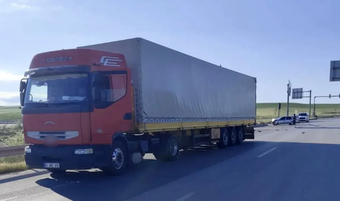 Çorum’un Alaca ilçesinde tır ile otomobilin çarpışması sonucu meydana gelen