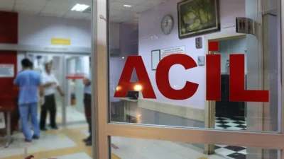 Sivas’ın Koyulhisar ilçesinde kontrolden çıkan hafif ticari aracın devrilmesi sonucu