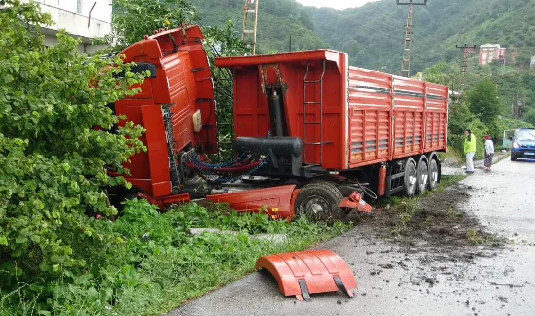 Giresun-Espiye Karadeniz Sahil Yolu’nda kontrolden çıkan dev kamyon, önüne ne