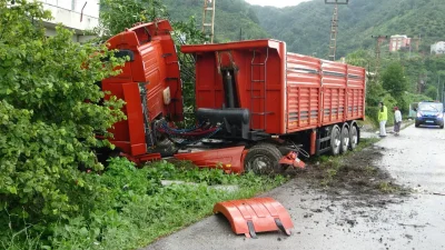 Giresun-Espiye Karadeniz Sahil Yolu’nda kontrolden çıkan dev kamyon, önüne ne
