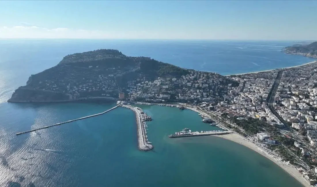 Antalya’nın dünyaca ünlü Alanya Kalesi açıklarında denizde sürüklenen sıra dışı