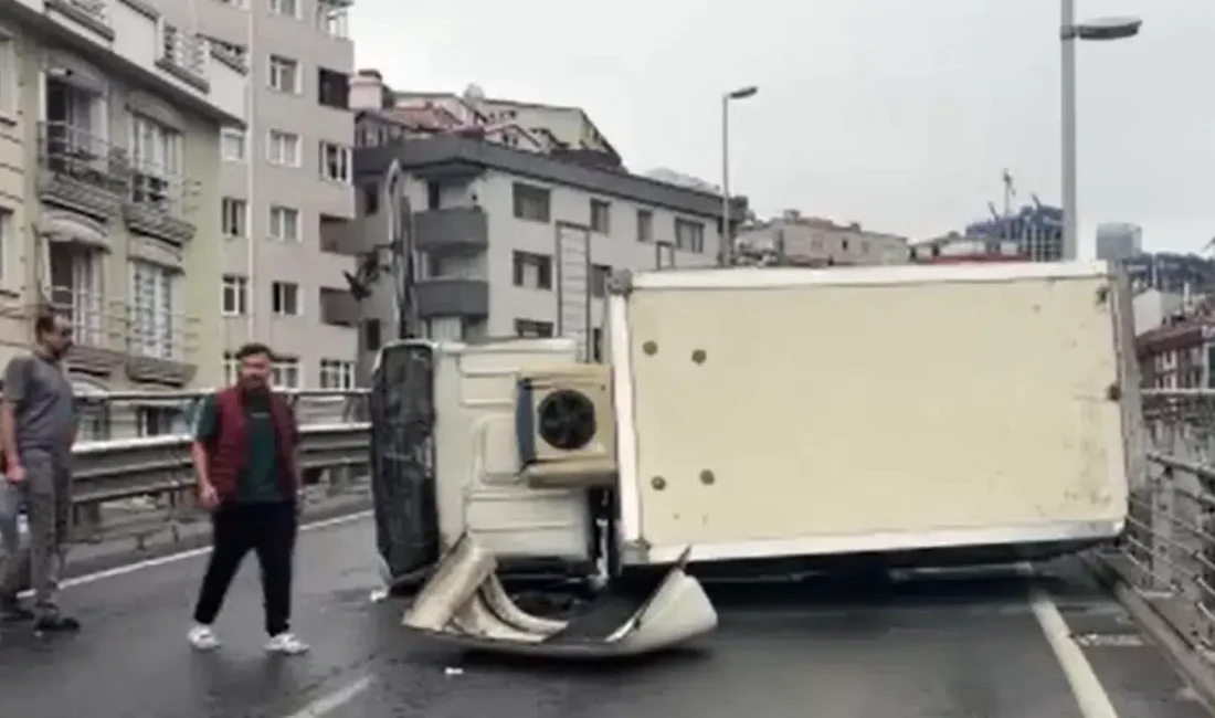 Şişli Bomonti-Dolmabahçe Tüneli çıkışında kontrolden çıkan bir kamyonetin bariyerlere çarparak