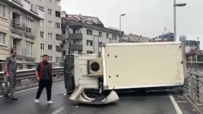 Şişli Bomonti-Dolmabahçe Tüneli çıkışında kontrolden çıkan bir kamyonetin bariyerlere çarparak