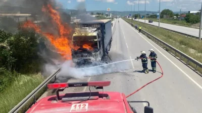 Amasya’nın Merzifon ilçesinde seyir halindeyken aniden alev alan tır, itfaiye
